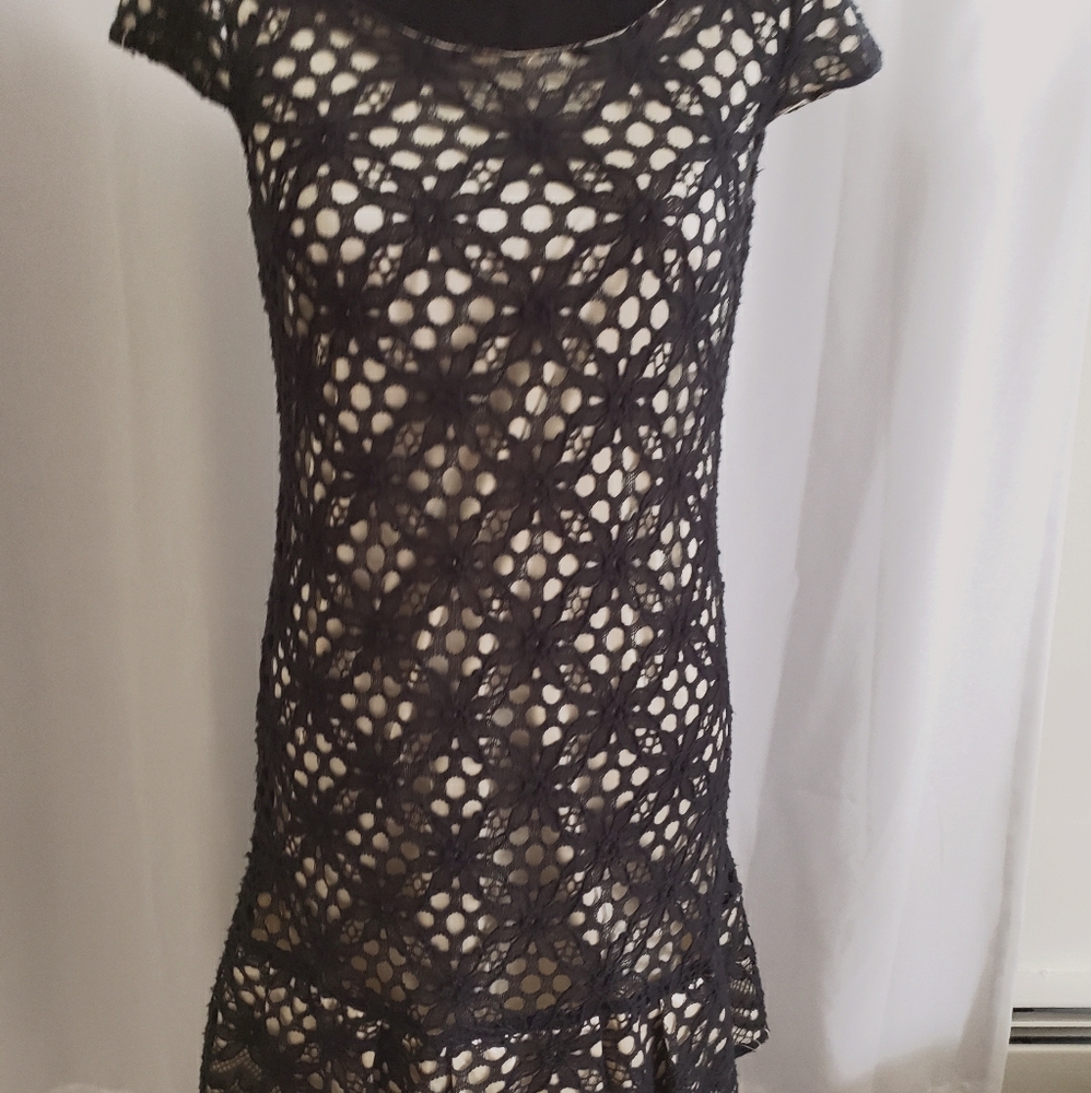 Stunning little black dress!!